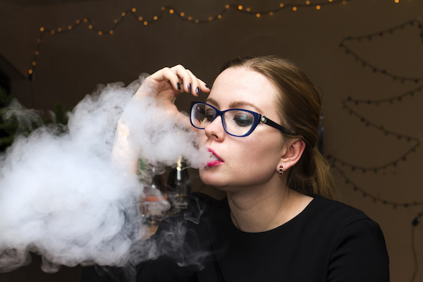 girl vaping zero nicotine e-cigarette